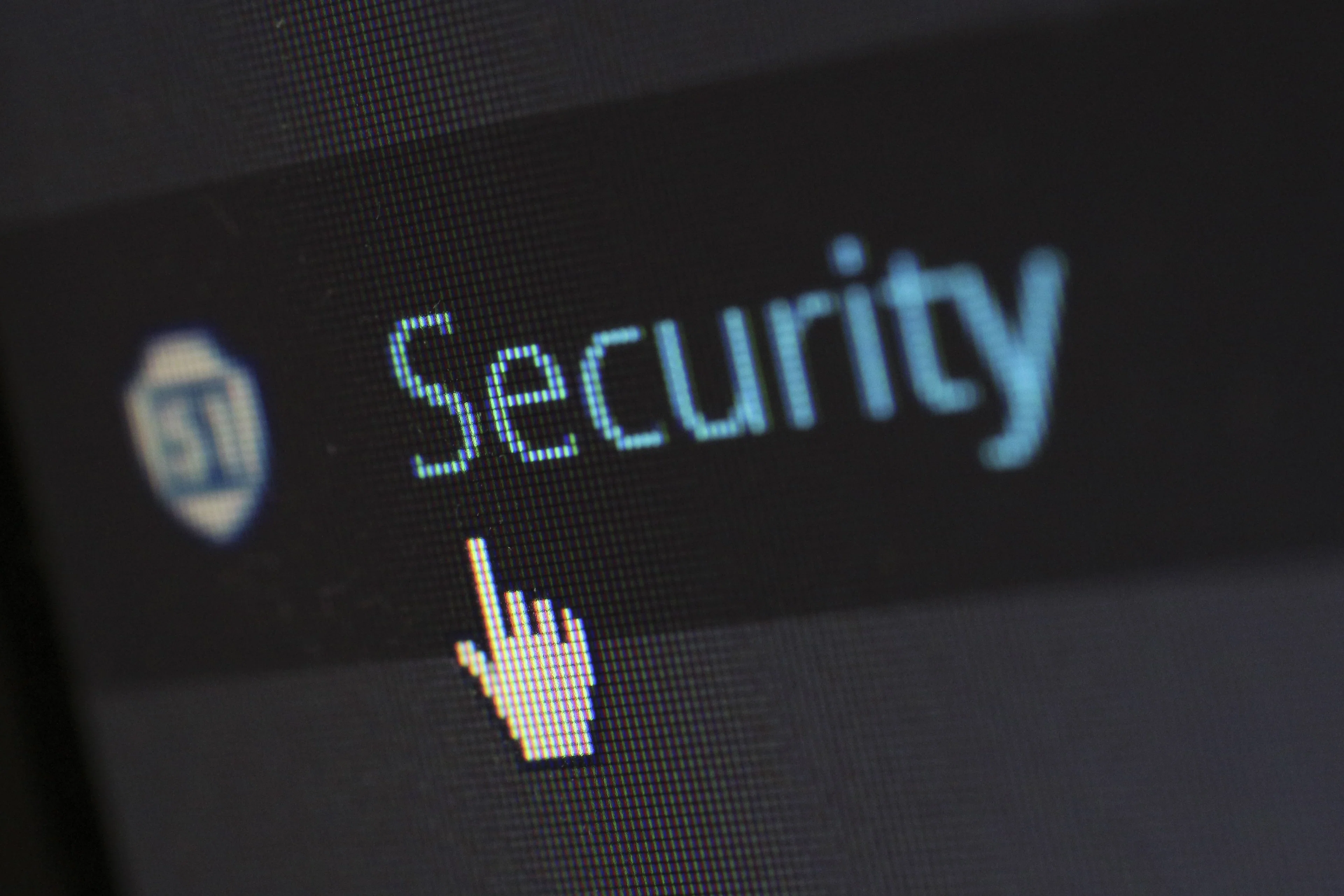 Digitalanzeige, auf der das Wort „Sicherheit“ auf schwarzem Hintergrund in blauer Schrift angezeigt wird