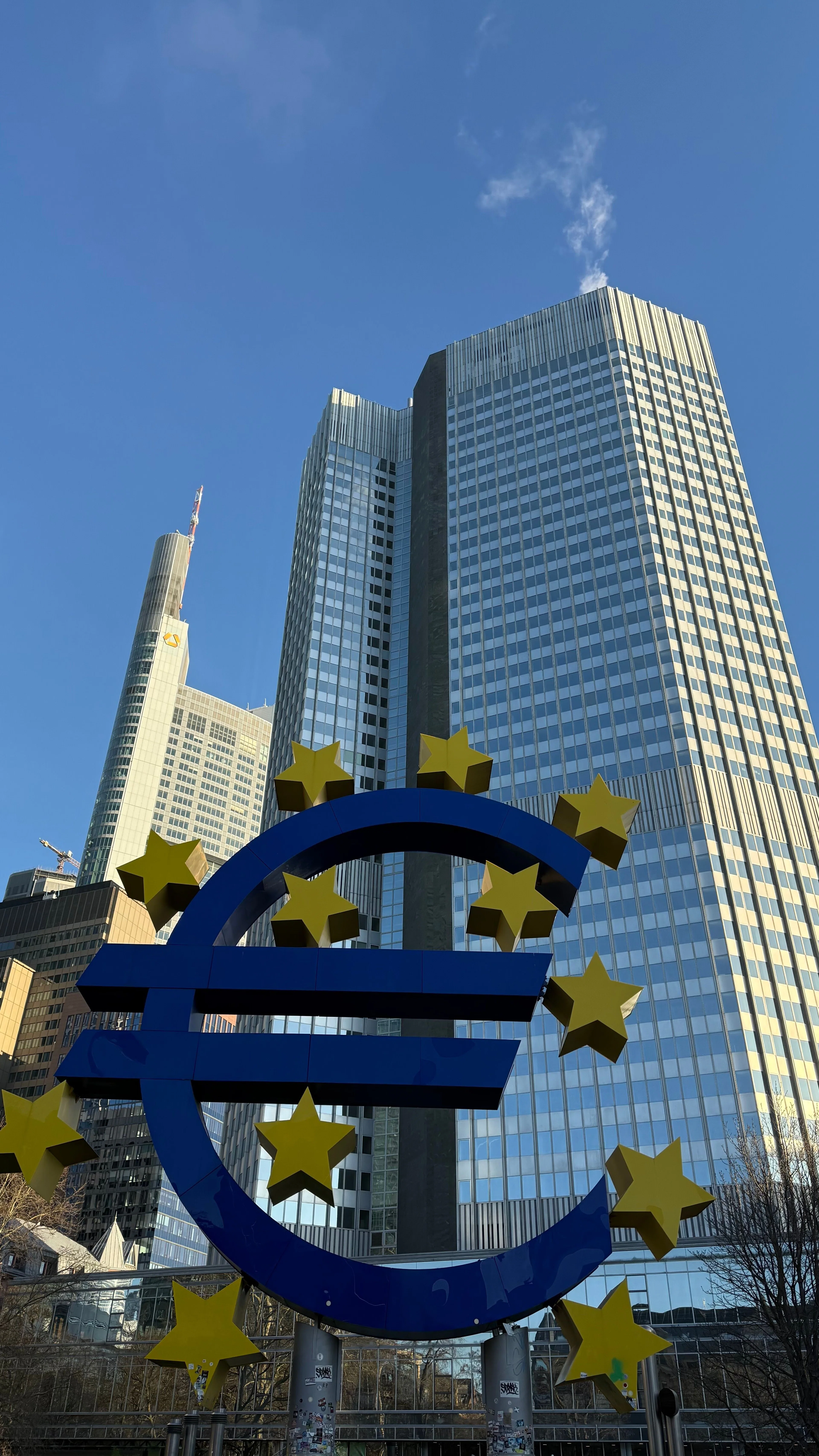 Die EZB hat die bedeutenden Banken Europas aufgefordert, sich auf KI-gestützte Cyberangriffe vorzubereiten. Was das bedeutet, erfahren Sie hier.